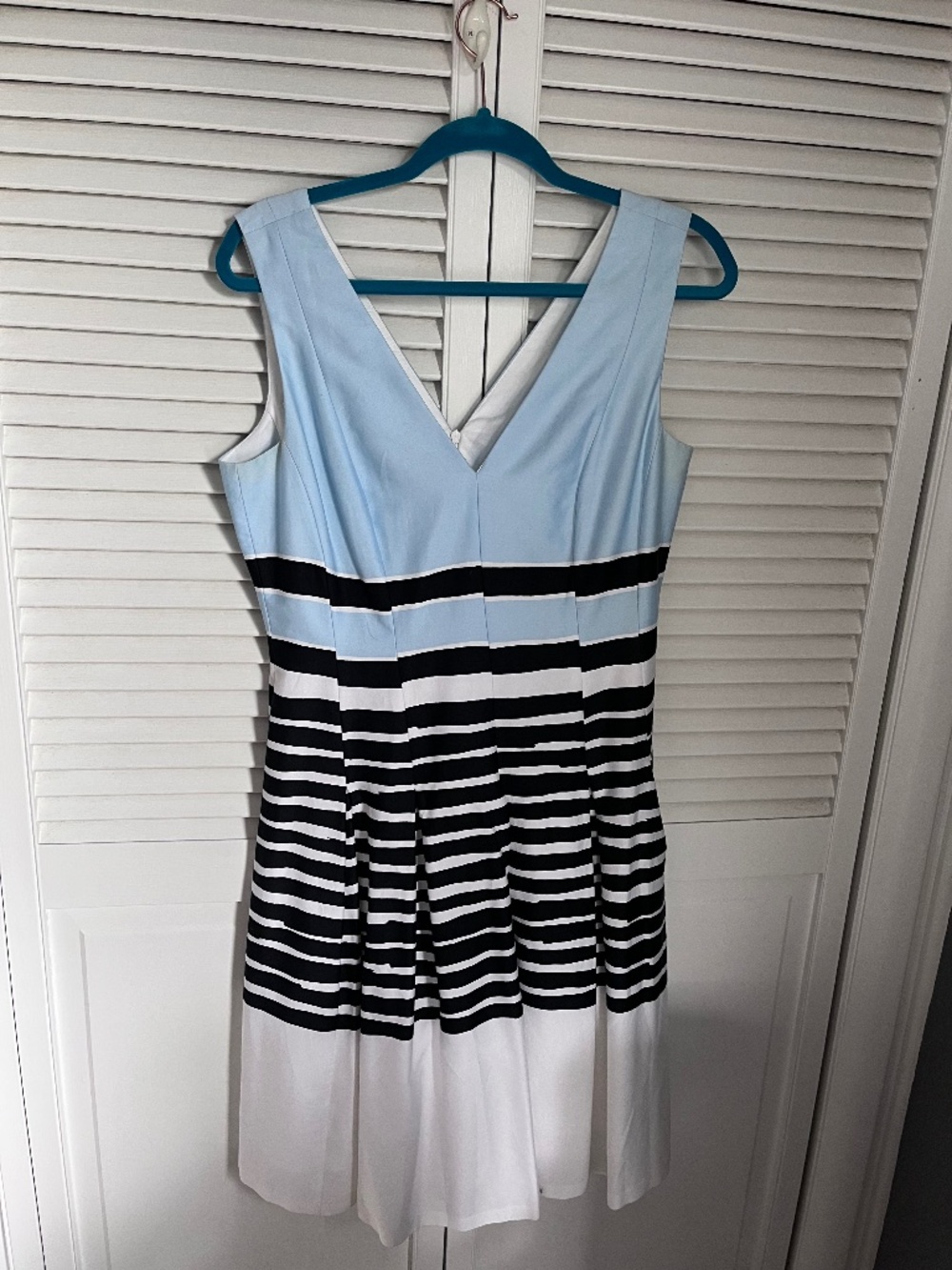 V neck sleeveless dress